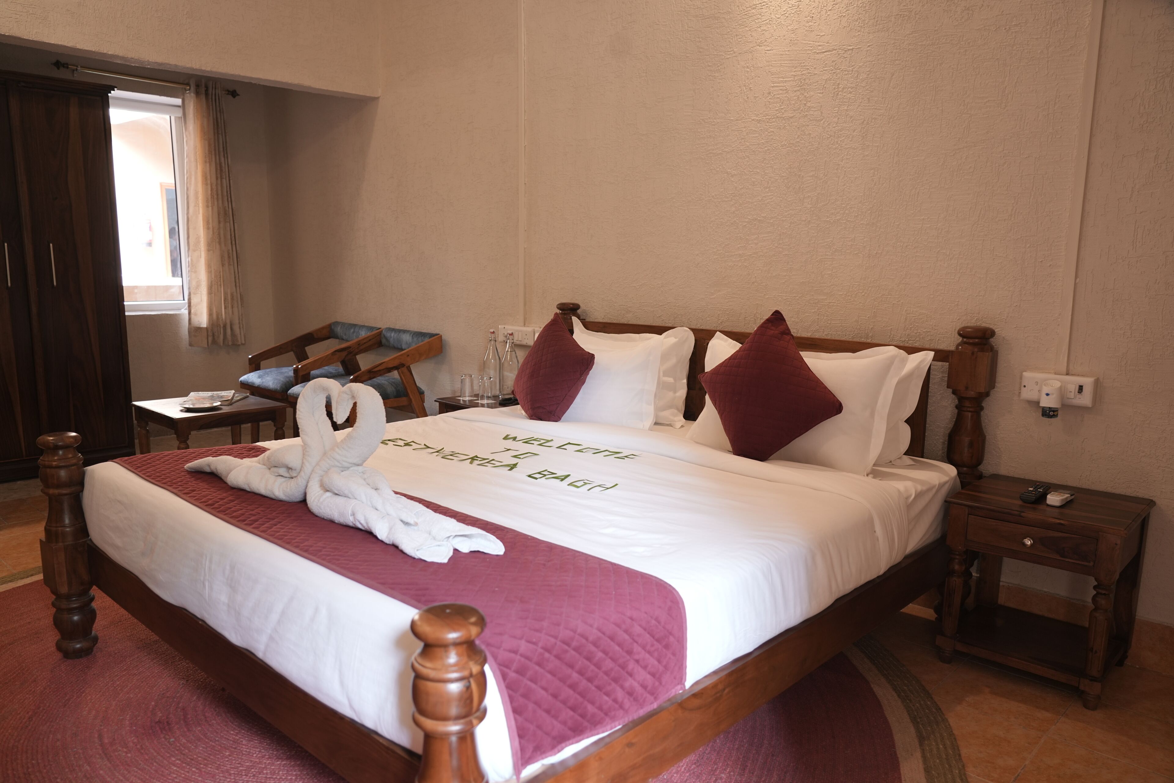 Habitación doble Premium, vista al jardín | Caja de seguridad en la habitación y espacio para trabajar con laptop 