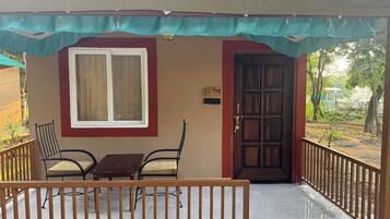 Executive Cottage, Private Bathroom, Garden View | In-room safe, laptop workspace, iron/ironing board, free WiFi