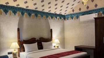 Classic Cottage, Private Bathroom, Garden View | In-room safe, laptop workspace, iron/ironing board, free WiFi