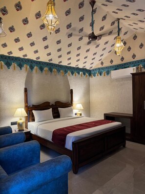 Classic Cottage, Private Bathroom, Garden View | In-room safe, laptop workspace, iron/ironing board, free WiFi