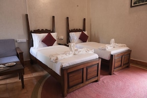 Premium Double Room, Garden View | Peti besi dalam bilik, ruang kerja komputer riba 
