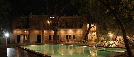 Vista frontal de la propiedad