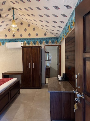 Classic Cottage, Private Bathroom, Garden View | In-room safe, laptop workspace, iron/ironing board, free WiFi