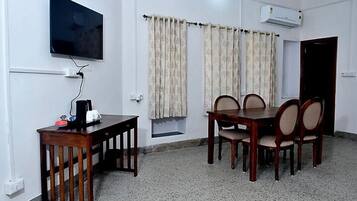 Premium-Doppelzimmer, Gartenblick | Zimmersafe, laptopgeeigneter Arbeitsplatz, Bügeleisen/Bügelbrett