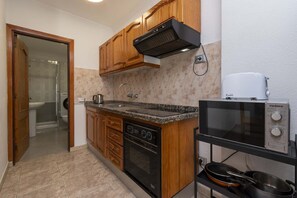 Fridge, microwave, oven, stovetop - Las Floritas 33 - One Bed (Playa de las Américas)