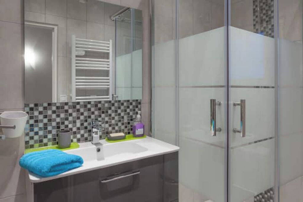 Een douche, een haardroger, handdoeken, zeep
