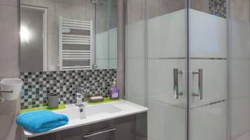 Een douche, een haardroger, handdoeken, zeep