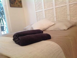 مكواة/لوح كي وخدمة الإنترنت وملاءات أسرّة