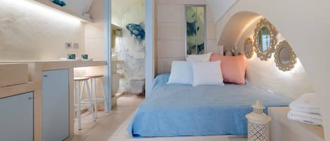 Desk, WiFi, bed sheets