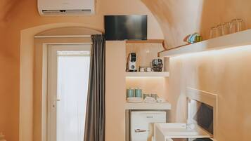 Køleskab, kogeplade, kaffe-/temaskine, elkedel