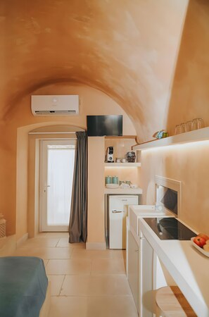 Køleskab, kogeplade, kaffe-/temaskine, elkedel