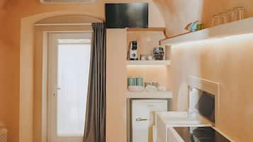 Fridge, stovetop, coffee/tea maker, electric kettle