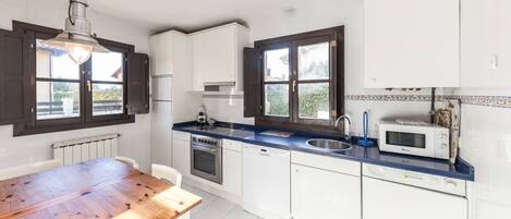 Jääkaappi, mikroaaltouuni, uuni, liesi