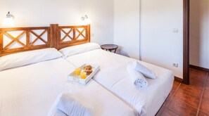 Työpöytä, silitysrauta/-lauta, Wi-Fi, vuodevaatteet