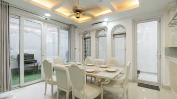 Grand Villa, 6 Bedrooms, Club Lounge Access, City View | Egyptian cotton sheets, premium bedding, down comforters