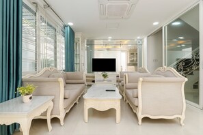 Villa Grand, 6 habitaciones, con acceso al salón lounge del club, vista a la ciudad | Sábanas de algodón egipcio, ropa de cama de alta calidad y edredón