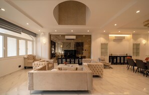 Presidential-Villa, 6 Schlafzimmer, Zutritt zur Club Lounge, Stadtblick | Bettwäsche aus ägyptischer Baumwolle, hochwertige Bettwaren