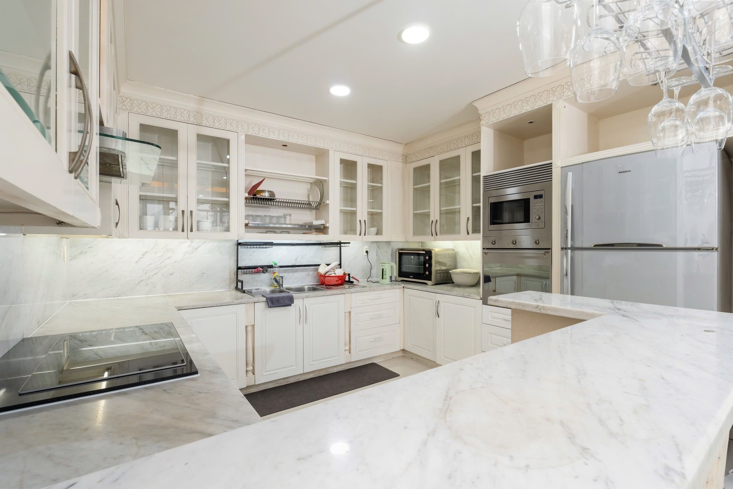 Full-sized fridge, microwave, oven, stovetop