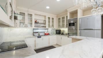 Full-sized fridge, microwave, oven, stovetop