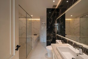Biệt thự Presidential, 6 phòng ngủ, quyền sử dụng Club Lounge, quang cảnh thành phố | Phòng tắm | Bồn tắm và buồng tắm vòi sen riêng, bồn tắm thủy lực, vòi sen thủy lực 