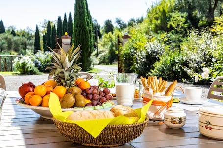 Outdoor dining. Villa Bonriposo with Private Pool, Wi-Fi, and Air Conditioning