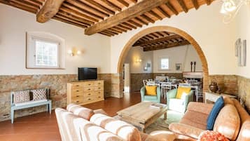 Fernseher, Kamin, Tischtennisplatte