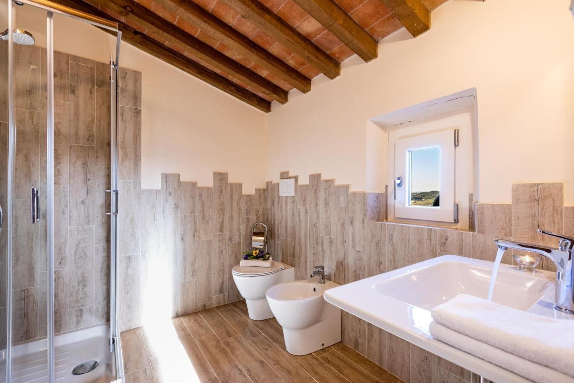 Dusche, kostenlose Toilettenartikel, Haartrockner, Handtücher