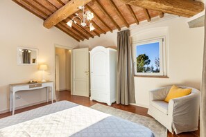 5 bedrooms, desk, WiFi, bed sheets - Villa Bonriposo with Private Pool, Wi-Fi, and Air Conditioning (Legoli)