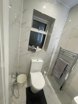 Room, 1 Bedroom, Smoking, Garden View | Bathroom