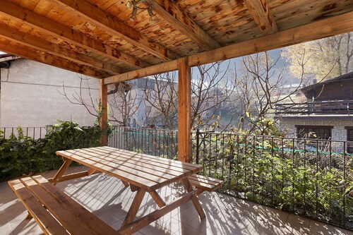 Da Roby – Villa Carolina with Private Terrace in the Heart of Fénis