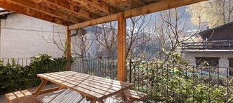 Da Roby – Villa Carolina with Private Terrace in the Heart of Fénis