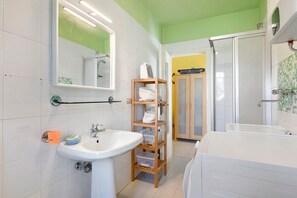 Dusche, Haartrockner, Handtücher