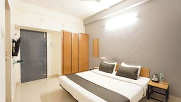 Deluxe Room | Pillowtop beds, desk, free WiFi