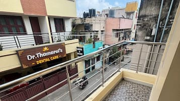 Pillowtop beds, desk, free WiFi