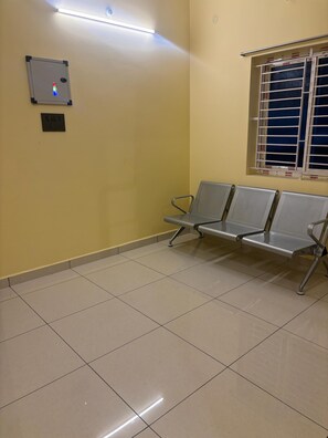 ห้องสแตนดาร์ดดับเบิล, วิวเมือง | เตียงพร้อมฟูกเสริมที่นอน, โต๊ะทำงาน, Wi-Fi ฟรี