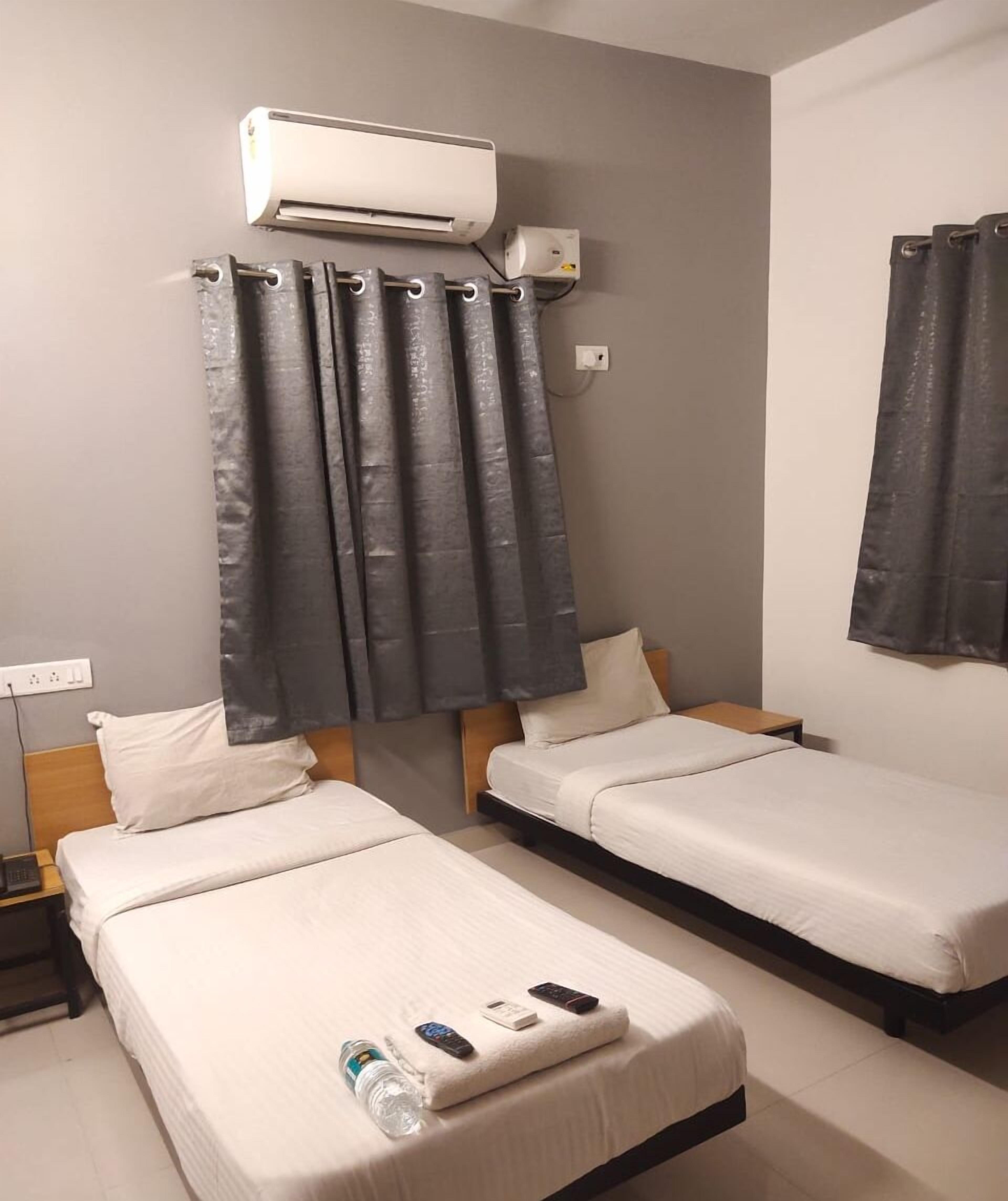 Habitación estándar doble, vistas a la ciudad | Colchones con acolchado adicional, escritorio, wifi gratis