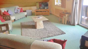 Apartment, 1 Bedroom, Balcony, Garden View | Living room | Books