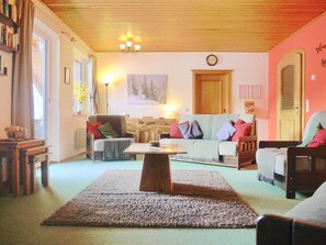 Apartment, 1 Bedroom, Balcony, Garden View | Living room | Books - Large Apartment With Private South-facing Balcony and Panoramic Mountain View (Sankt Michael im Lungau)