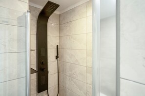 Shower, towels - Welcs Apartamento 064 EMP Frente al Mar (Castello d'Empuries)