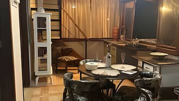Chalet, 2 Bedrooms, Mountain View | Dining