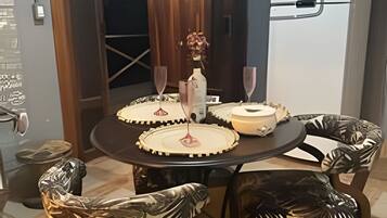 Chalet, 2 Bedrooms, Mountain View | Dining