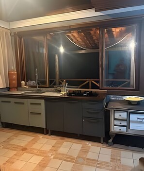 Chalet, 2 Bedrooms, Mountain View | Private kitchen | Fridge, microwave, stovetop, toaster - Sítio Solar di Stella (Itatiaia)