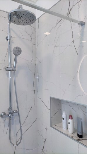 Shower, hair dryer, bidet, towels - Casa do Golfe - Stylish accommodation with sweeping sea views in Ponta do Pargo. (Ponta do Pargo)