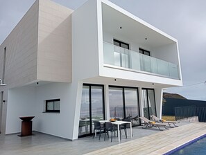 Outdoor dining - Casa do Golfe - Stylish accommodation with sweeping sea views in Ponta do Pargo. (Ponta do Pargo)