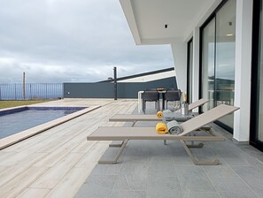 Outdoor dining - Casa do Golfe - Stylish accommodation with sweeping sea views in Ponta do Pargo. (Ponta do Pargo)