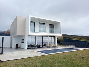 Outdoor pool, a heated pool - Casa do Golfe - Stylish accommodation with sweeping sea views in Ponta do Pargo. (Ponta do Pargo)