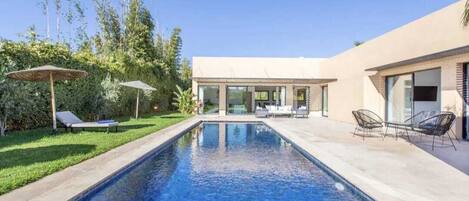 حمّام سباحة خارجي، حمّام سباحة مُدفَّأ