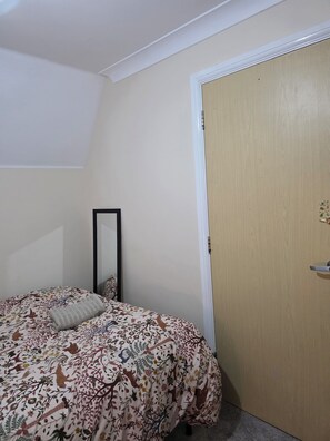 Een strijkplank/strijkijzer, internet, beddengoed