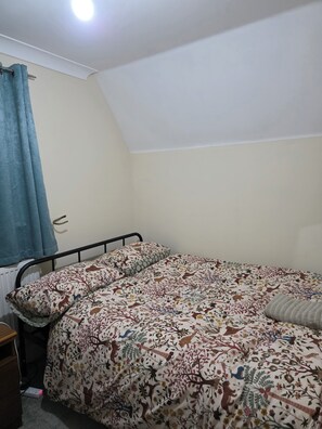 Ferros/tábuas de passar roupa, acesso à internet, roupa de cama