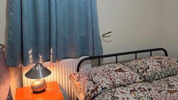 Iron/ironing board, Internet, bed sheets